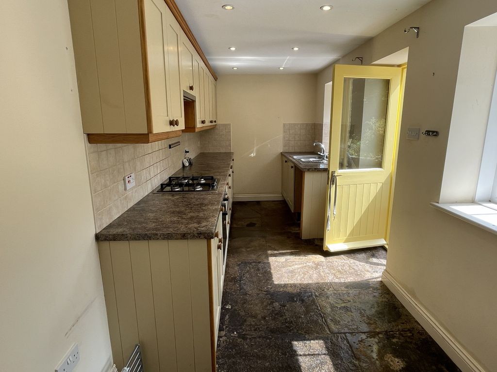 Property photo 3 of 11 Kitchen