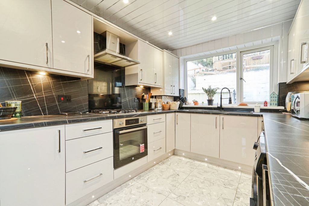 Property photo 3 of 20 Kitchen