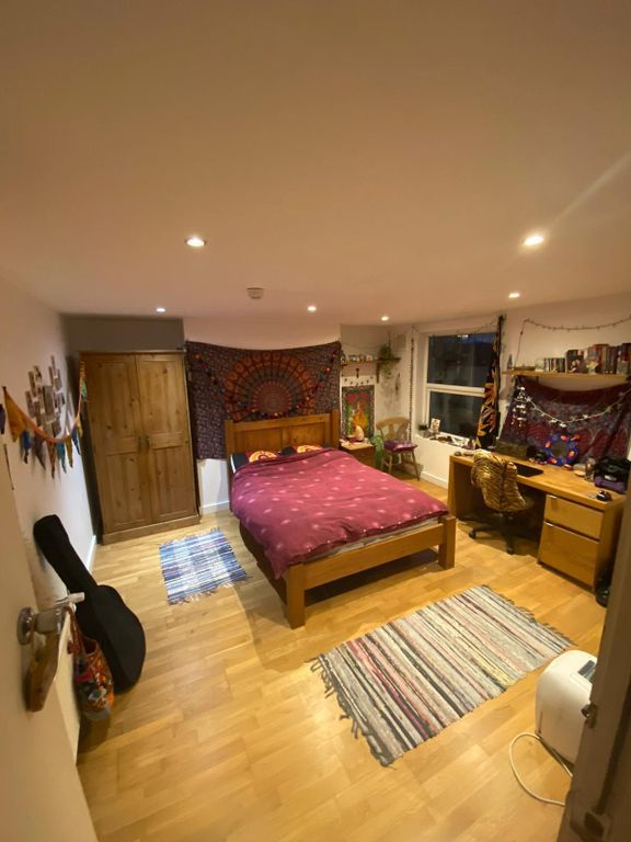 Property photo 1 of 7 Bright, Well-Decorated Double Bedroom With Wooden ...