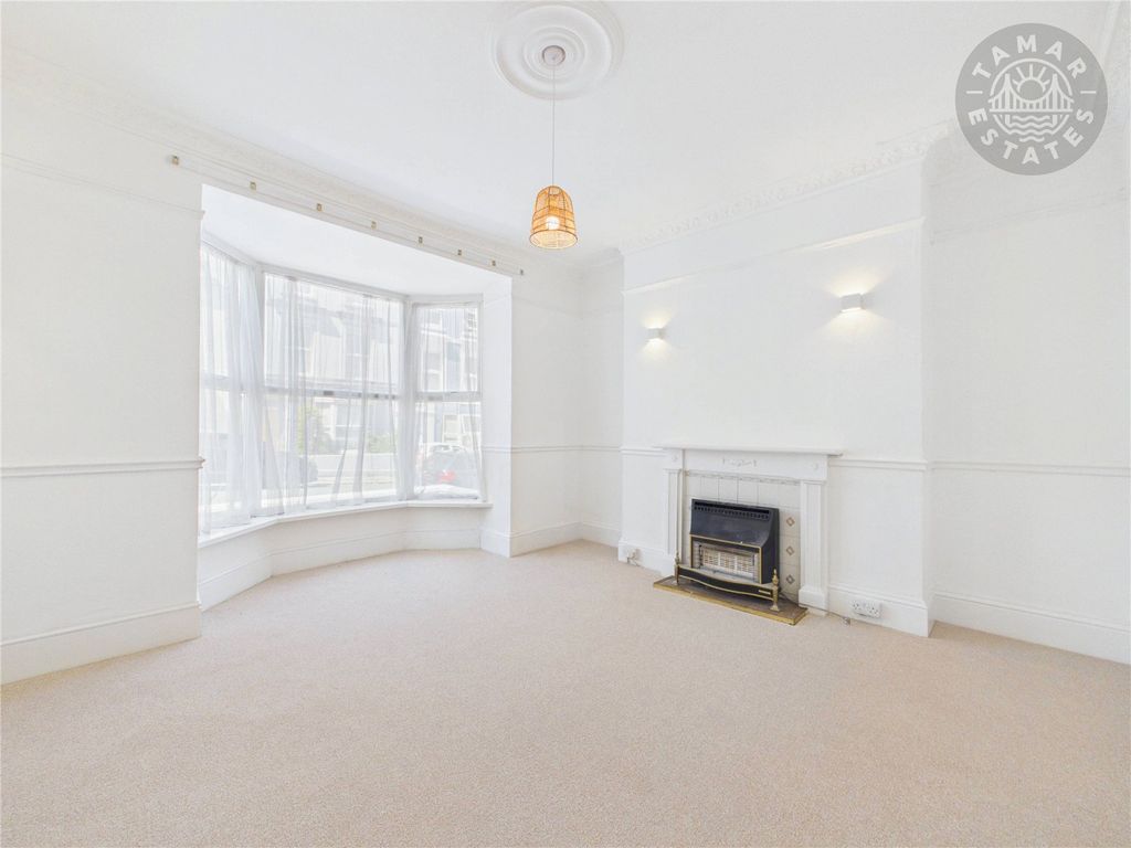 Property photo 3 of 20 Living Room