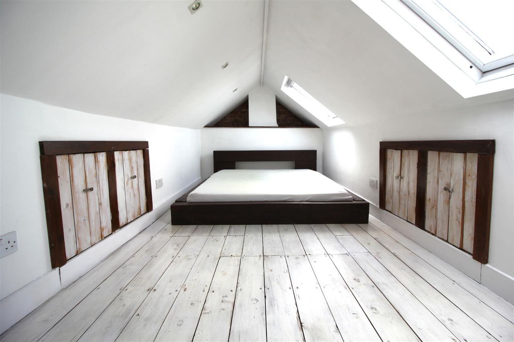 Property photo 2 of 9 Bedroom.Jpg