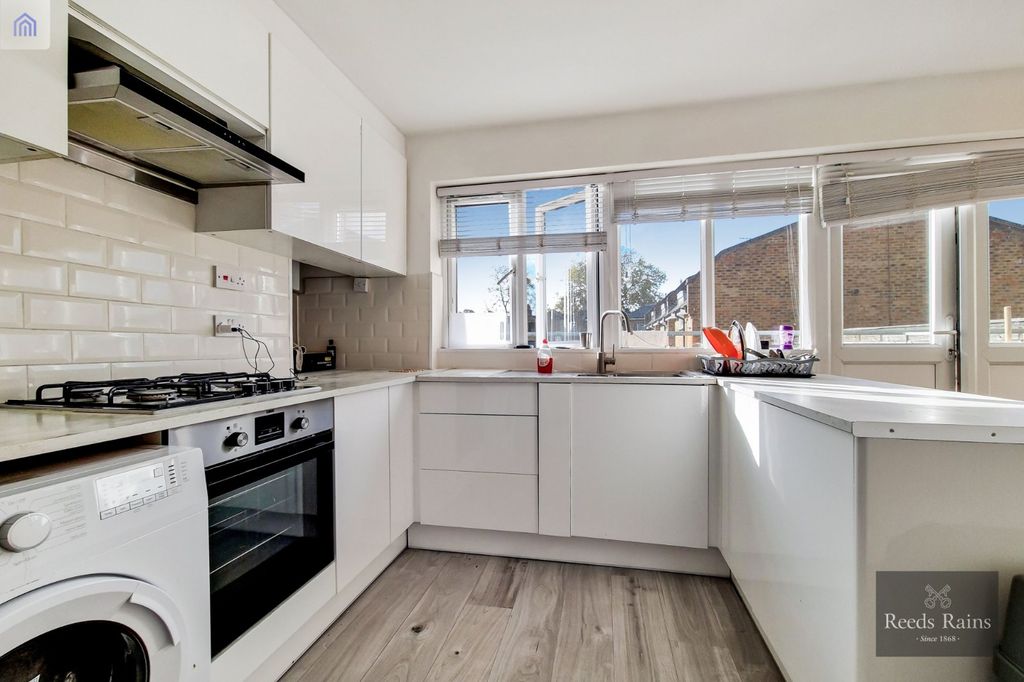 Property photo 1 of 10 Kitchen