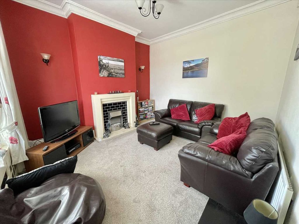 Property photo 2 of 11 Lounge (Front)