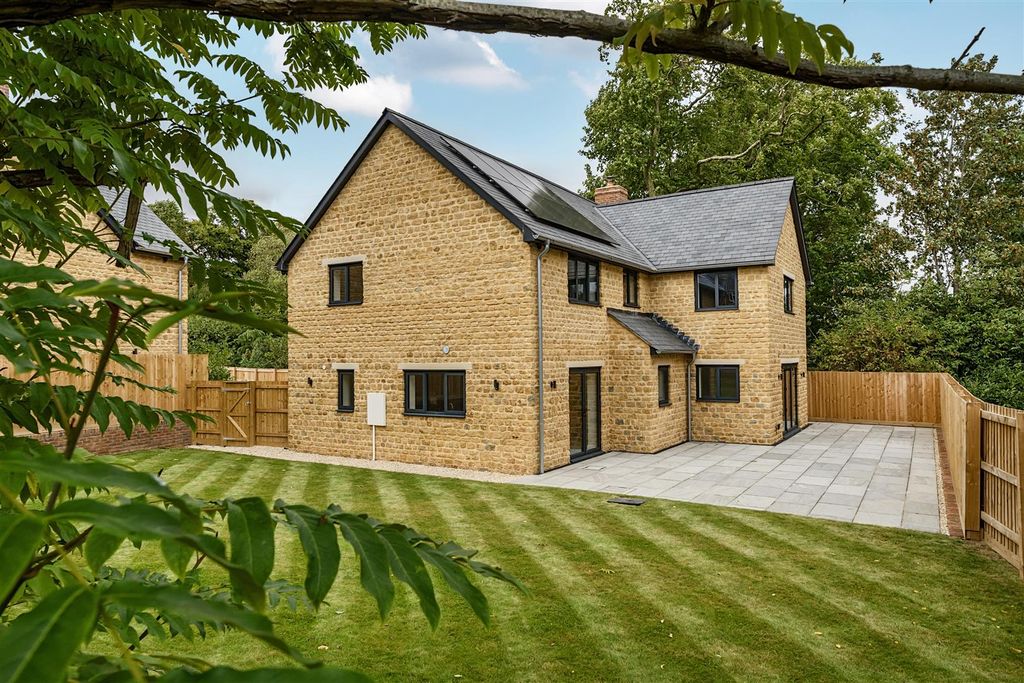 Property photo 1 of 28 Broadstone House