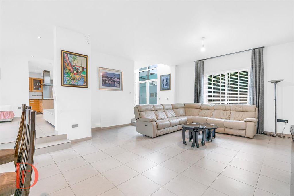 Property photo 3 of 36