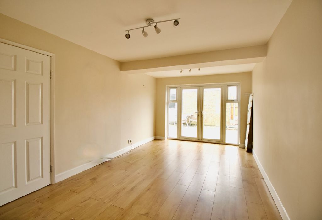 Property photo 3 of 11 Dining Room