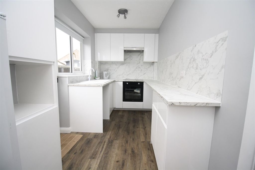 Property photo 3 of 18 Kitchen