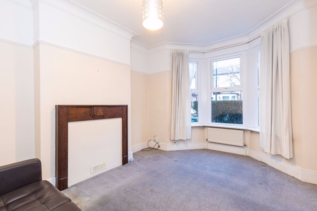 Property photo 2 of 14 74 Abbey Grove, Abbey Wood, London Se2 9Ep