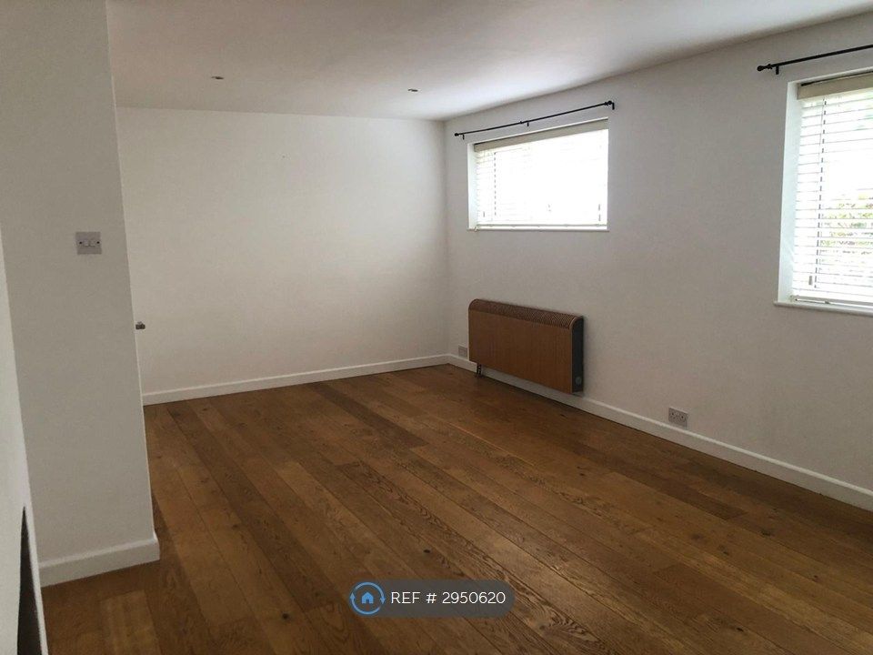 Property photo 3 of 10 Lounge