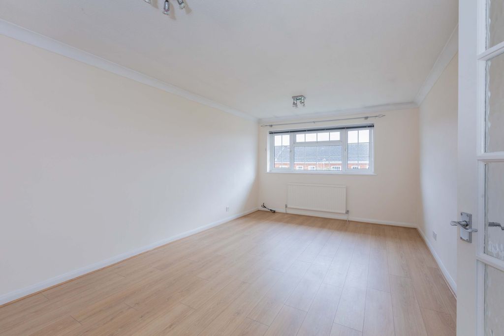 Property photo 2 of 12 7 Ostler Gate-6