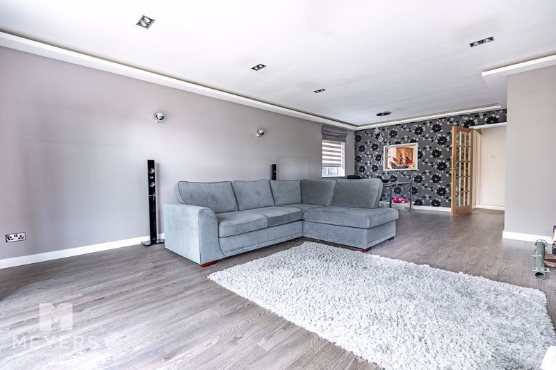 Property photo 3 of 17 Lounge