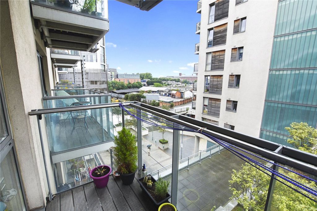 Property photo 2 of 7 Balcony