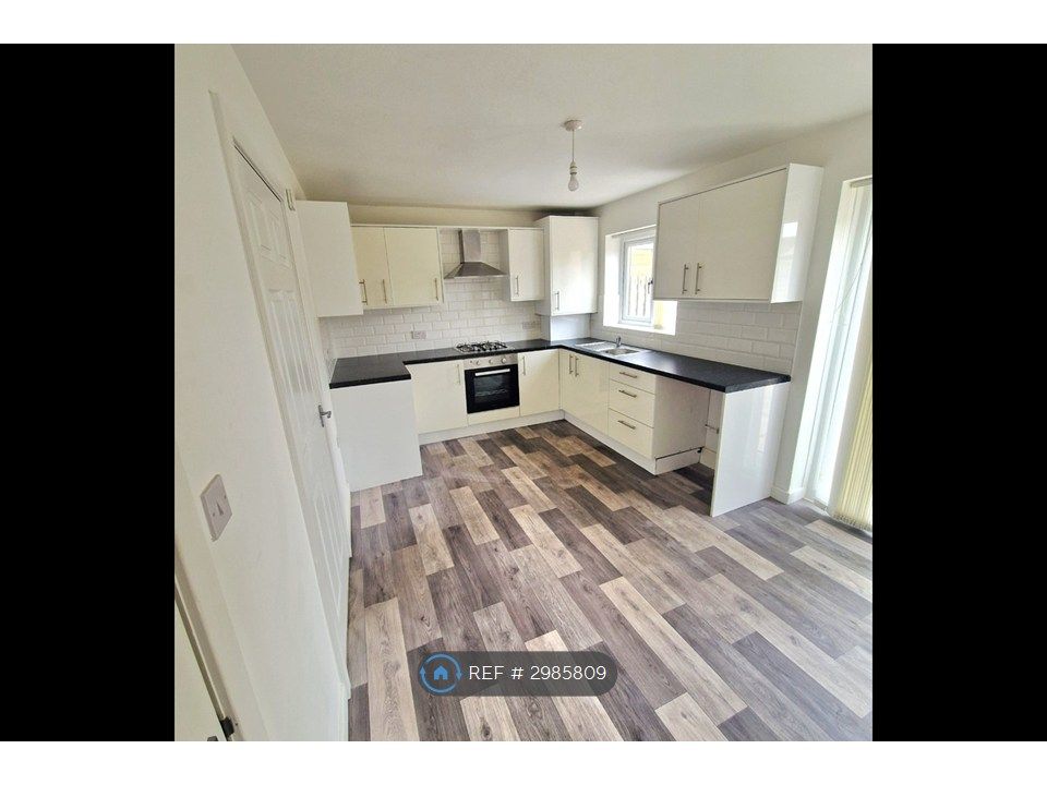 Property photo 3 of 9 Kitchen