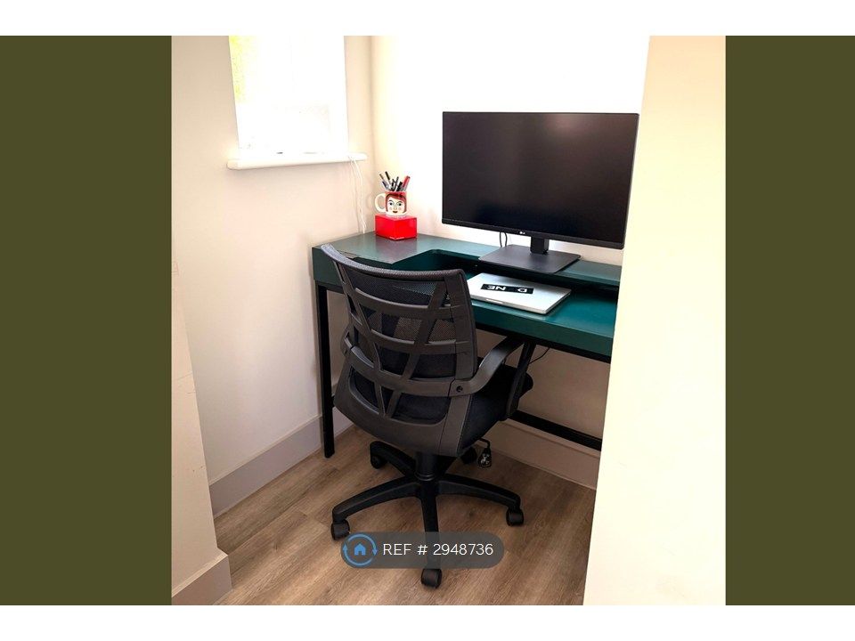 Property photo 3 of 23 Office Space (Living Room)