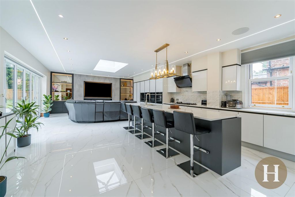 Property photo 2 of 67 Hadleigh Estate Agents-15.Jpg