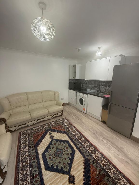 Property photo 1 of 13 Spacious 1-Bedroom Flat With Large Private Garden – All Bills Included