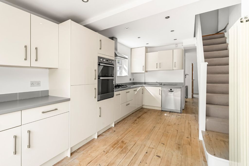 Property photo 3 of 10 Kitchen