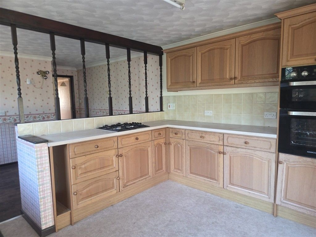 Property photo 3 of 9 Kitchen
