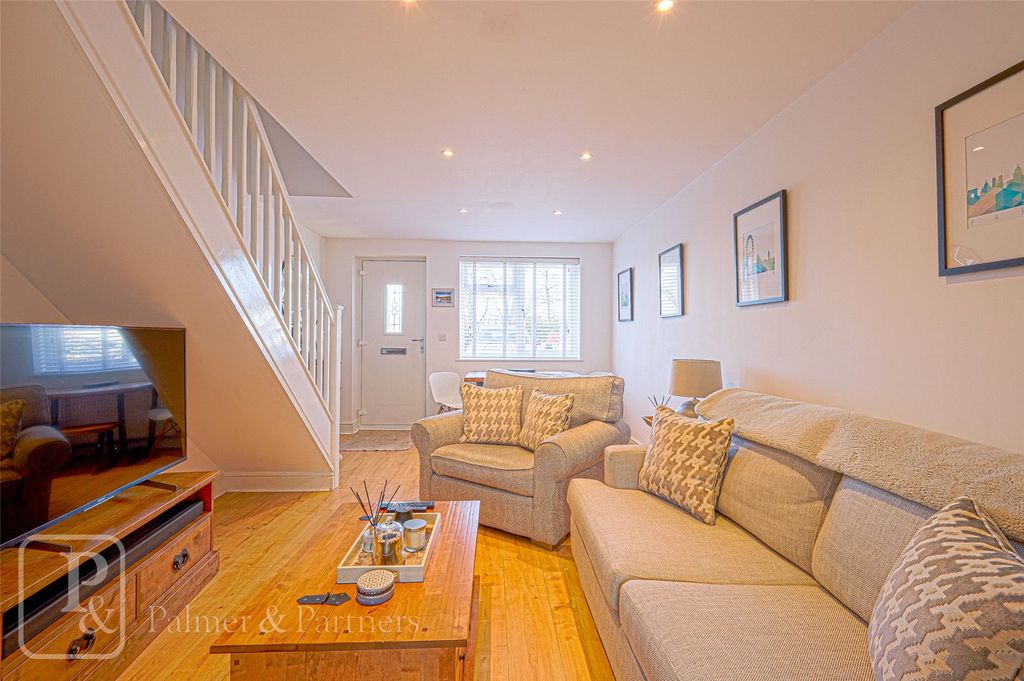 Property photo 3 of 10 Lounge