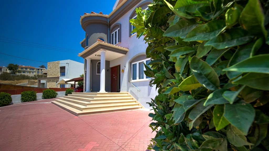 Property photo 2 of 42