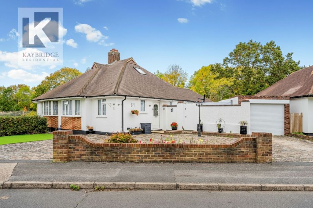 Property photo 1 of 16 Burford Road, Kt4 7Su