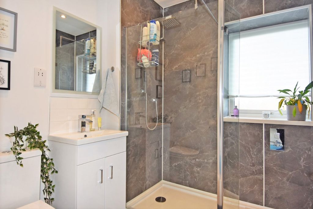 Property photo 3 of 10 Bathroom