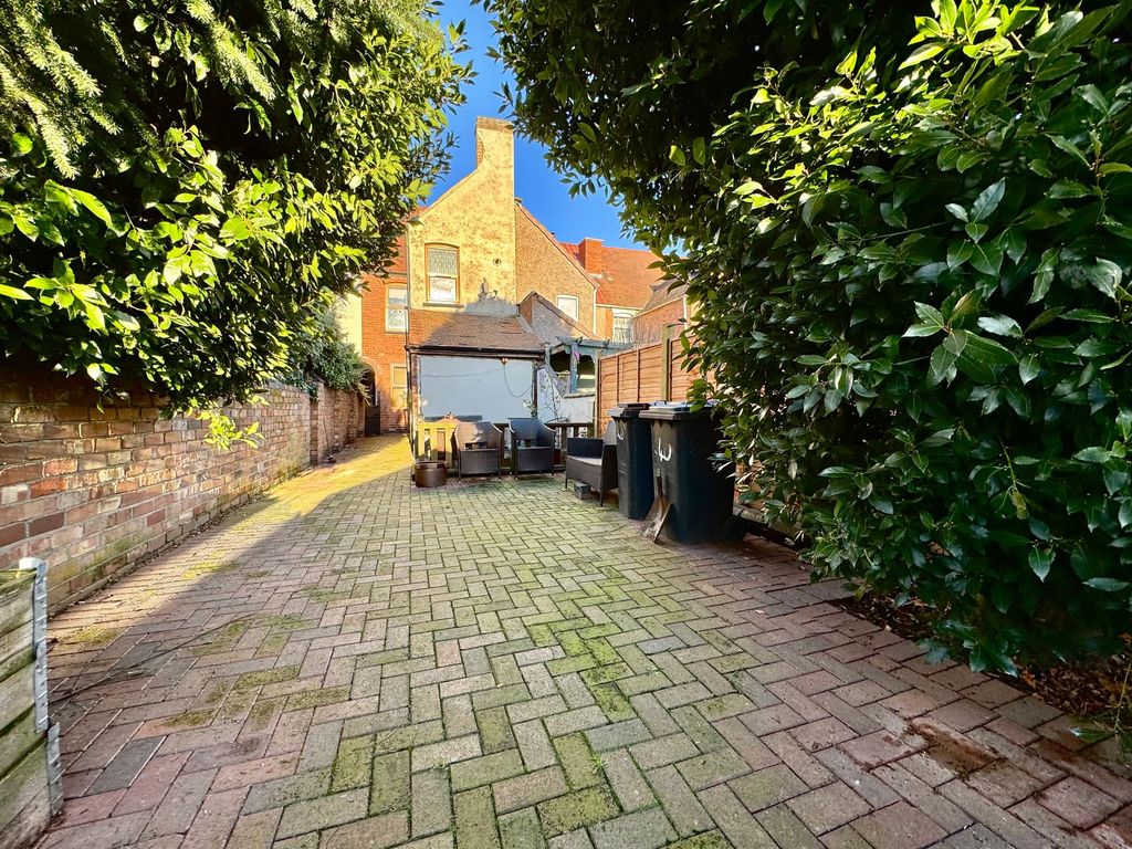 Property photo 2 of 24 Garden