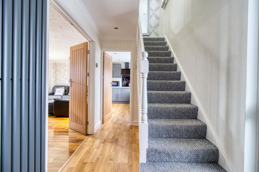 Property photo 2 of 12 Hallway - Ewemove Swindon South