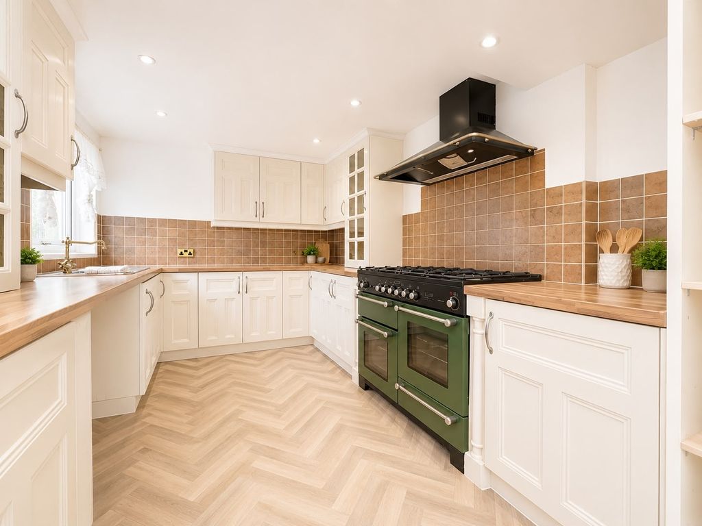 Property photo 3 of 18 Kitchen
