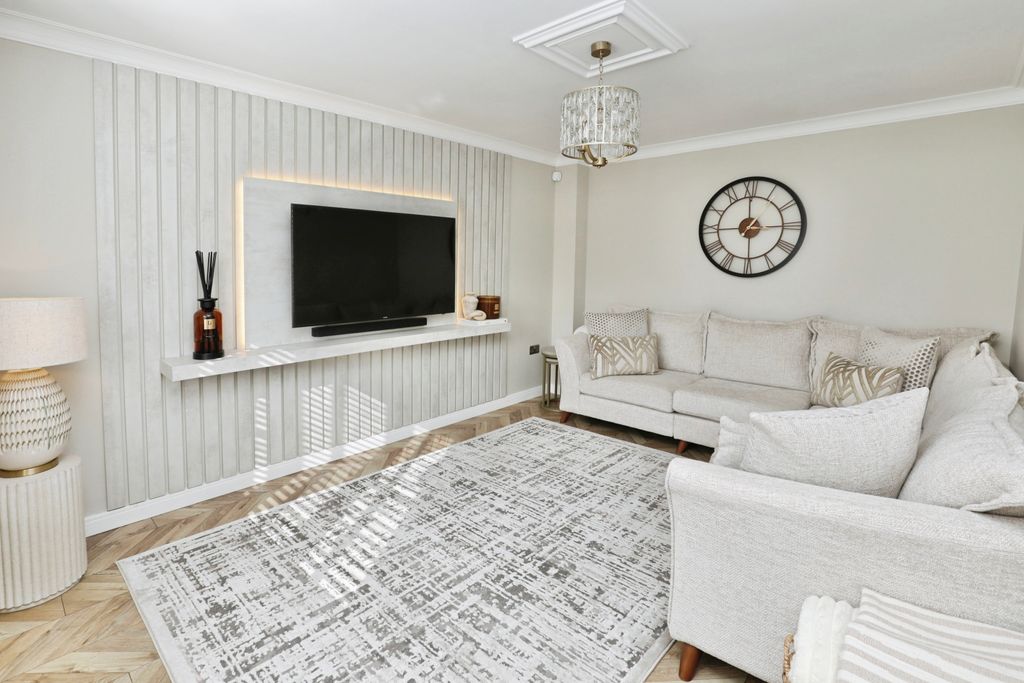 Property photo 3 of 15 Lounge