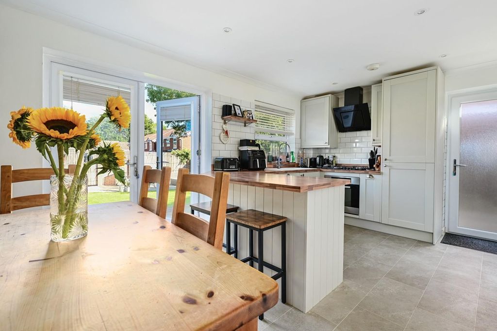 Property photo 2 of 11 Kitchen/Dining Room