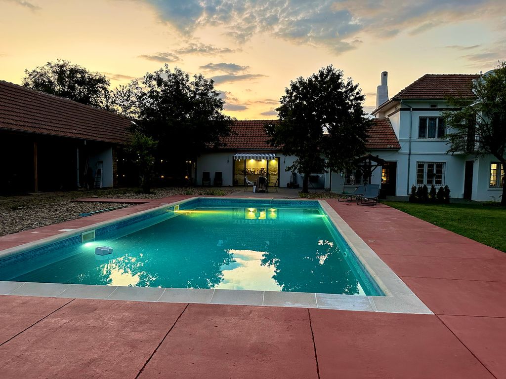 Property photo 2 of 60