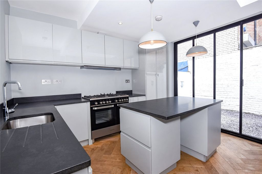 Property photo 1 of 10 Kitchen