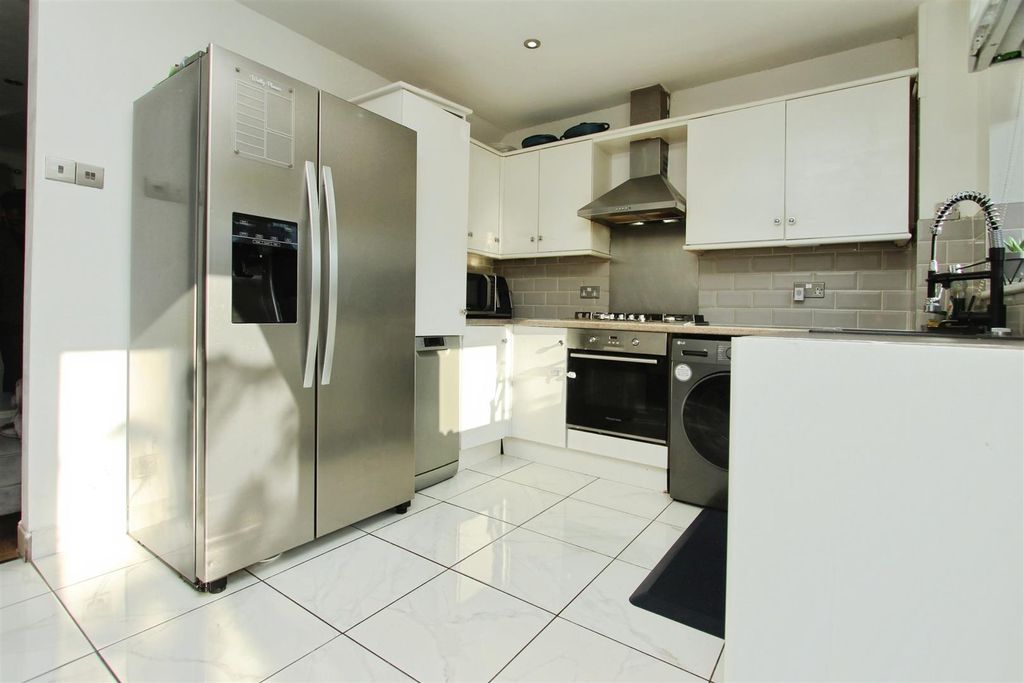 Property photo 3 of 12 Kitchen