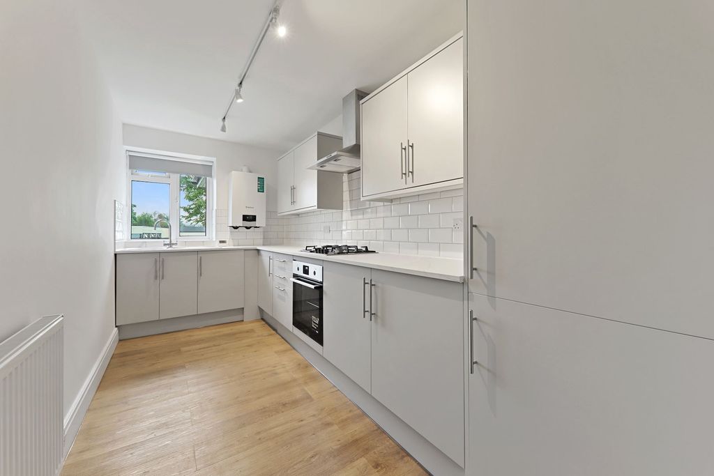 Property photo 3 of 6 3.Kitchen.Jpg