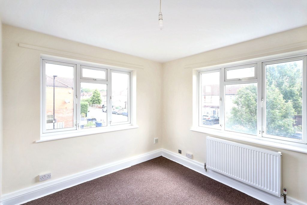 Property photo 2 of 11 13 Cotswold Court, Hodder Drive, Perivale, Greenford, Ub6 8Lj