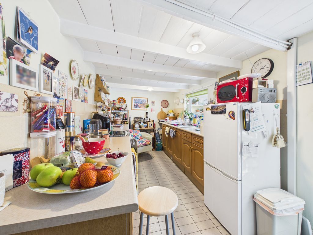 Property photo 2 of 10 Kitchen