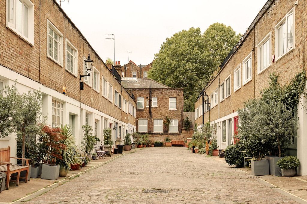 Property photo 1 of 18 Queen's Mews