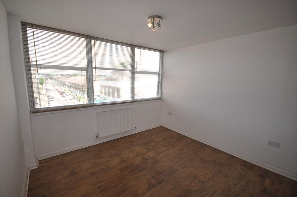 Property photo 2 of 6 Lounge Area