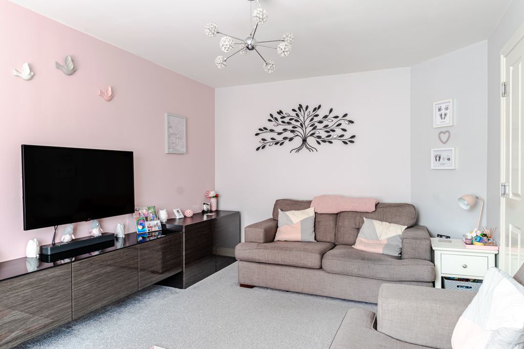 Property photo 3 of 31 Lounge2