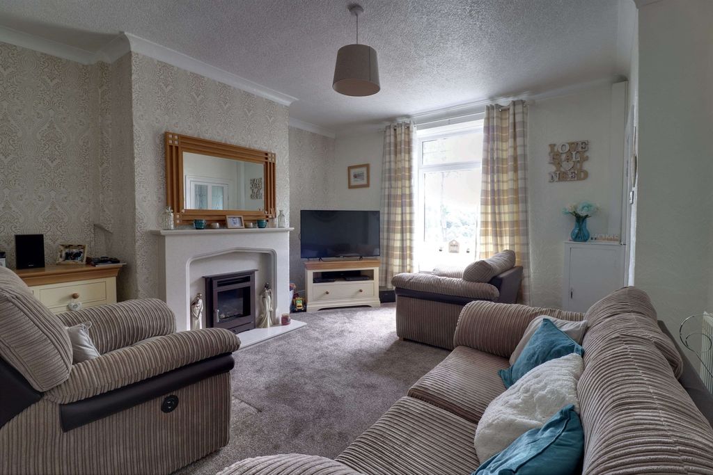 Property photo 3 of 20 Lounge