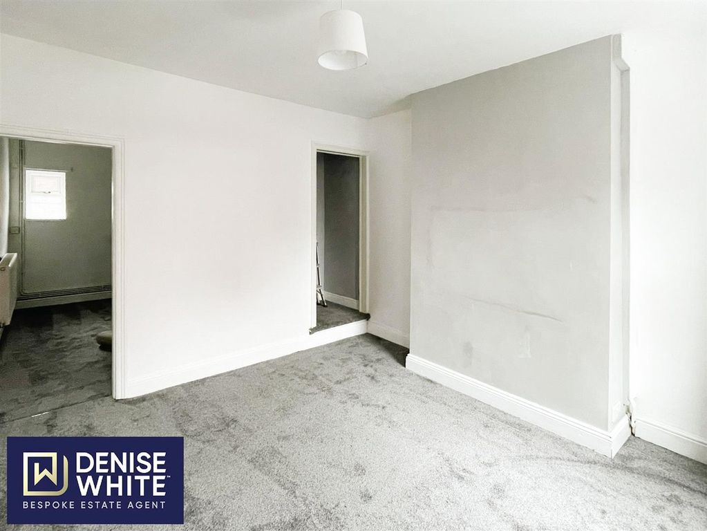 Property photo 3 of 16 Living Room