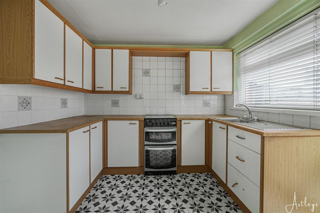 Property photo 3 of 19 Kitchen/Dining Room