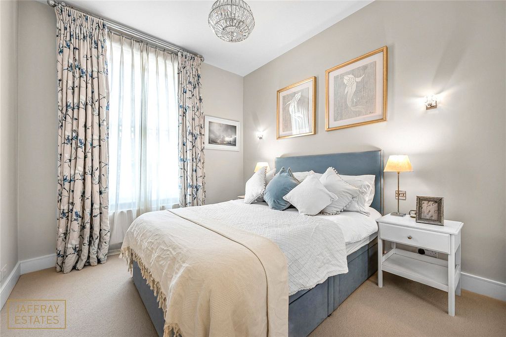 Property photo 2 of 8 Bedroom