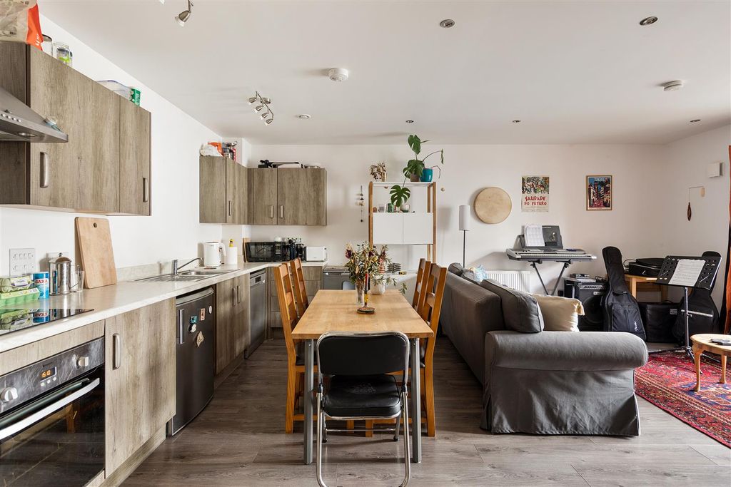 Property photo 3 of 17 Thornbury Way, E17