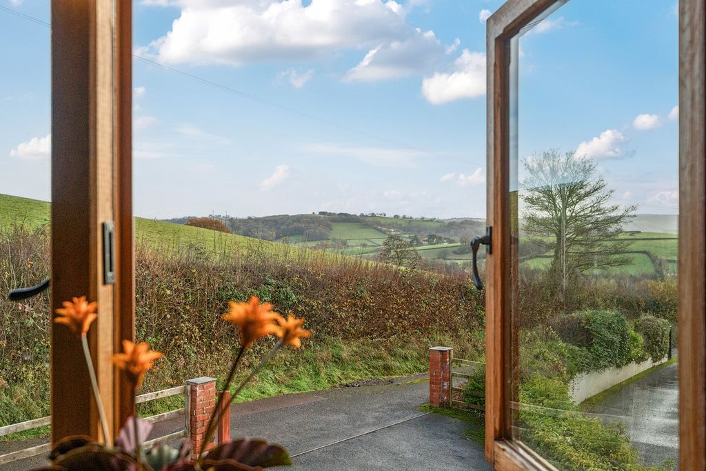 Property photo 3 of 31