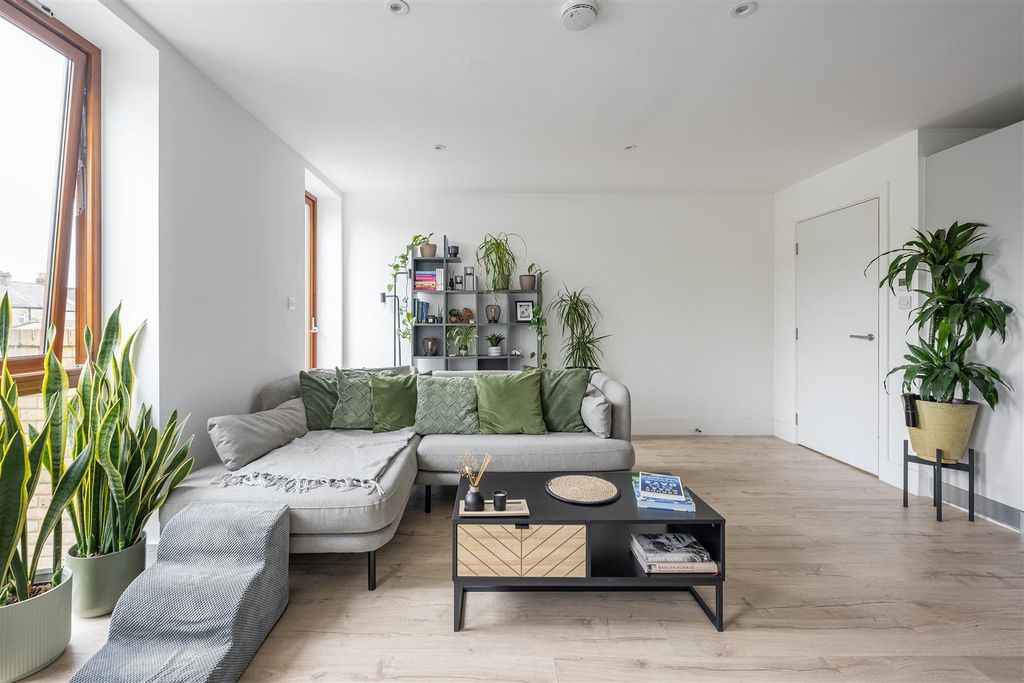 Property photo 2 of 19 Forest Road, E11