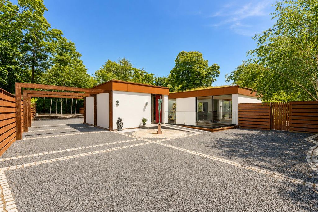 Property photo 1 of 35 2 Chattock Gardens_1.Jpg