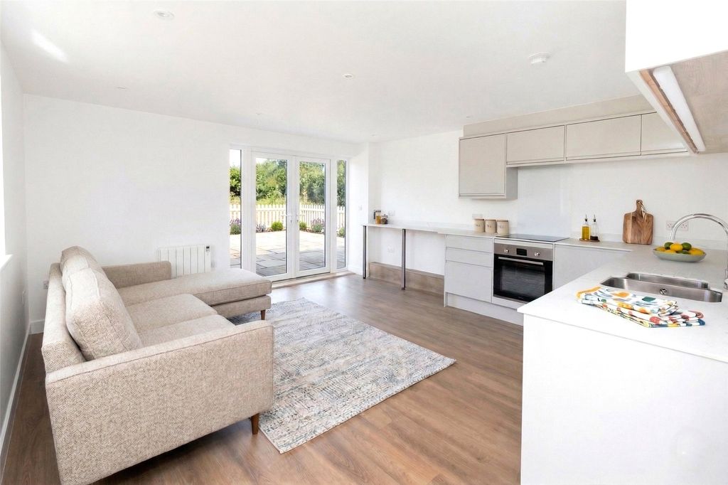 Property photo 2 of 9 Living/Kitchen