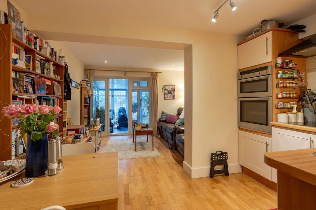 Property photo 3 of 10 Kitchen